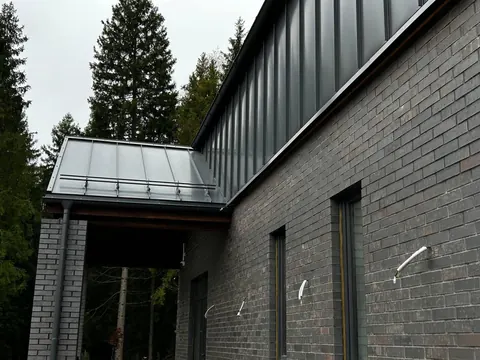 Выполненный объект: карниз из клинкера крупным планом